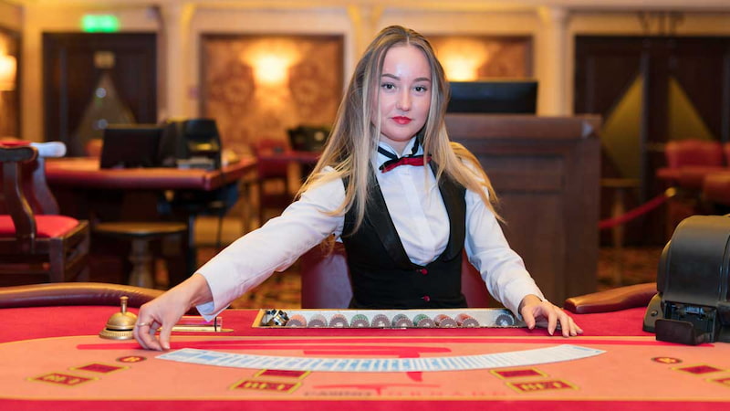 Người chia bài casino là ai?